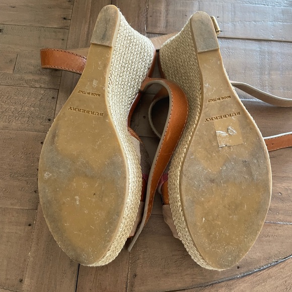 Burberry Sandals. - Picture 4 of 4